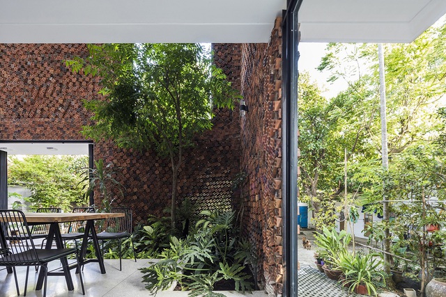 Độc đáo căn nhà xếp bằng gạch mộc biết thở” của vợ chồng ở Đồng Nai-6