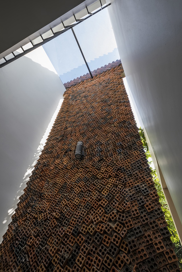 Độc đáo căn nhà xếp bằng gạch mộc biết thở” của vợ chồng ở Đồng Nai-11