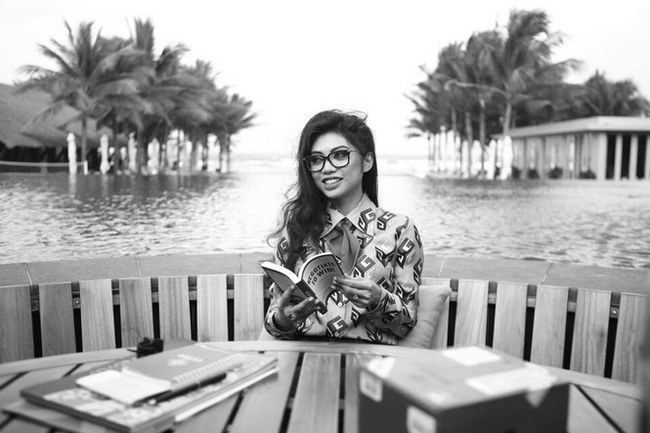 Nữ doanh nhân 9x từng được nhắc đến là phu nhân của Tổng giám đốc Cocobay Đà Nẵng có phong cách thời trang cá tính và luôn kẻ mắt sắc lẹm-3