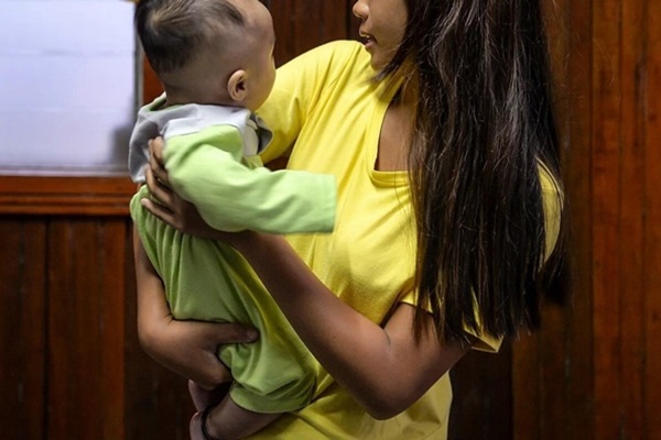 Cô dâu 12 lấy chồng 16, 13 tuổi đã sinh con, muốn đi học nhưng phải hỏi ý kiến chồng-2