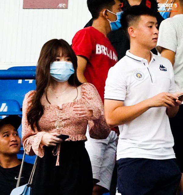 Huỳnh Anh tỏ ra mình ổn khi đến sân xem Quang Hải thi đấu, nét mặt mệt mỏi gây chú ý-1