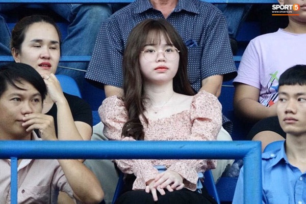 Huỳnh Anh tỏ ra mình ổn khi đến sân xem Quang Hải thi đấu, nét mặt mệt mỏi gây chú ý-4