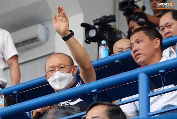 Huỳnh Anh tỏ ra mình ổn khi đến sân xem Quang Hải thi đấu, nét mặt mệt mỏi gây chú ý-7