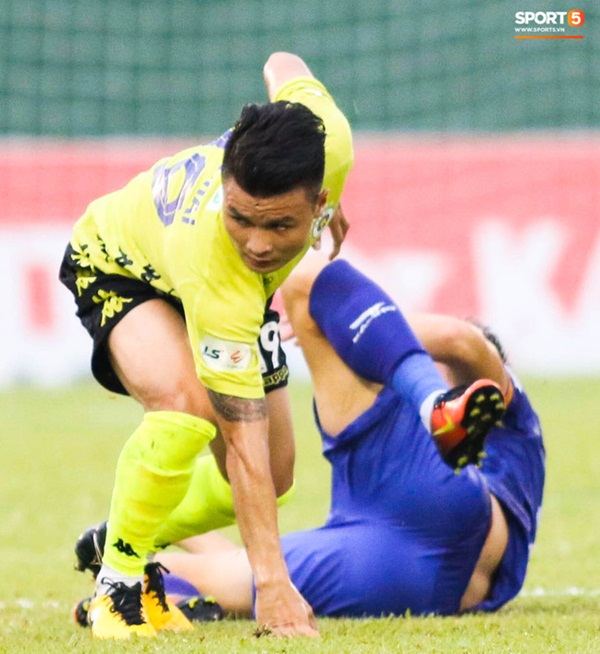 Quang Hải chảy nhiều máu sau khi bị gầm giày đạp thẳng vào mặt, phải băng trắng đầu để tiếp tục thi đấu-2