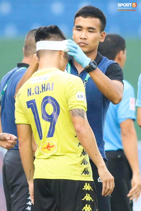 Quang Hải chảy nhiều máu sau khi bị gầm giày đạp thẳng vào mặt, phải băng trắng đầu để tiếp tục thi đấu-4