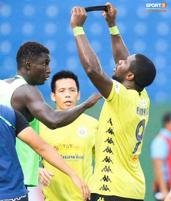 Quang Hải chảy nhiều máu sau khi bị gầm giày đạp thẳng vào mặt, phải băng trắng đầu để tiếp tục thi đấu-8