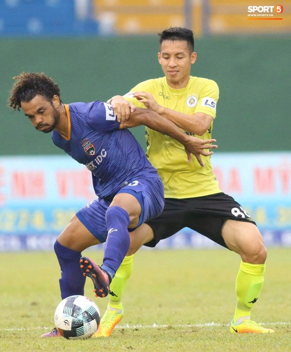 Quang Hải chảy nhiều máu sau khi bị gầm giày đạp thẳng vào mặt, phải băng trắng đầu để tiếp tục thi đấu-9