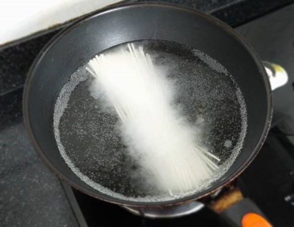 Dù đem xào hay nấu, mì sẽ không bị dính nhau nhờ 4 mẹo quá đơn giản này-1