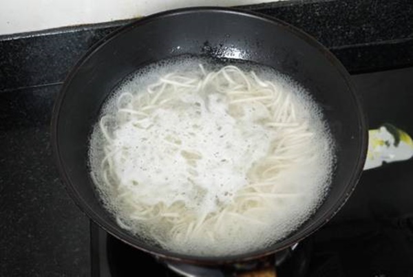 Dù đem xào hay nấu, mì sẽ không bị dính nhau nhờ 4 mẹo quá đơn giản này-3