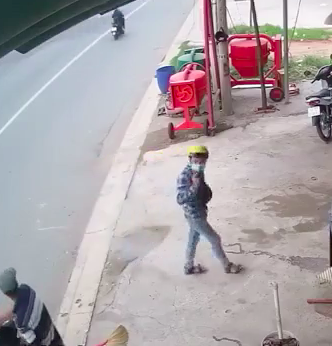 Mừng rỡ vì tưởng được thanh niên tốt bụng biếu hộp xôi, người đàn ông không hề hay biết điều tồi tệ đang xảy ra ngay sau lưng mình-1