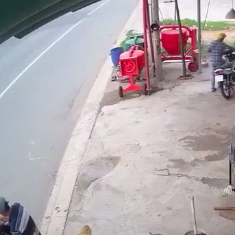 Mừng rỡ vì tưởng được thanh niên tốt bụng biếu hộp xôi, người đàn ông không hề hay biết điều tồi tệ đang xảy ra ngay sau lưng mình-2