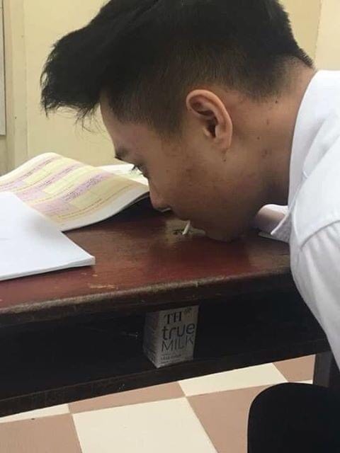 Nam sinh lén lút ngồi ăn vụng trong lớp, nhưng thông minh đến mức giáo viên nếu bắt được cũng phải ngợi khen IQ thượng thừa-1