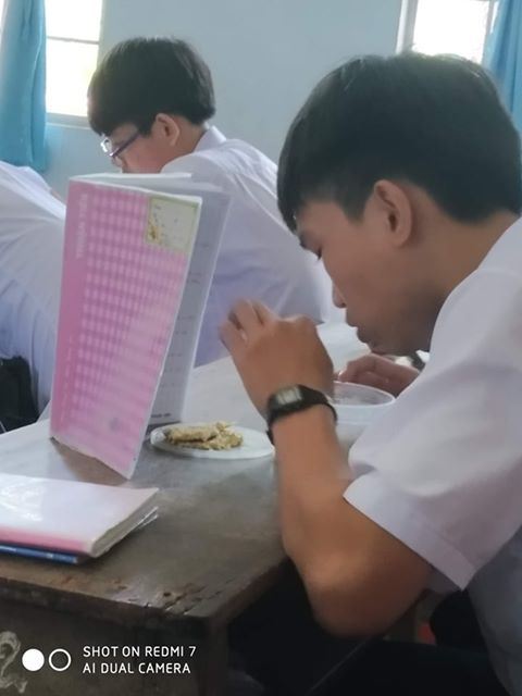 Nam sinh lén lút ngồi ăn vụng trong lớp, nhưng thông minh đến mức giáo viên nếu bắt được cũng phải ngợi khen IQ thượng thừa-3