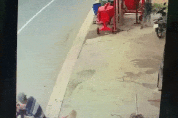 Mừng rỡ vì tưởng được thanh niên tốt bụng biếu hộp xôi, người đàn ông không hề hay biết điều tồi tệ đang xảy ra ngay sau lưng mình
