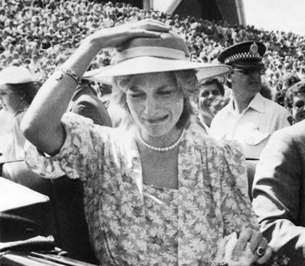 Sự thật ít ai biết về tấm hình Công nương Diana bật khóc nức nở giữa đám đông còn Thái tử Charles dửng dưng nhìn sang chỗ khác mỉm cười-3