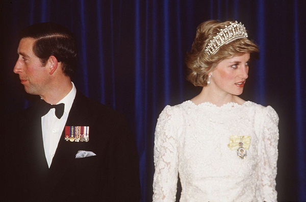 Sự thật ít ai biết về tấm hình Công nương Diana bật khóc nức nở giữa đám đông còn Thái tử Charles dửng dưng nhìn sang chỗ khác mỉm cười-4