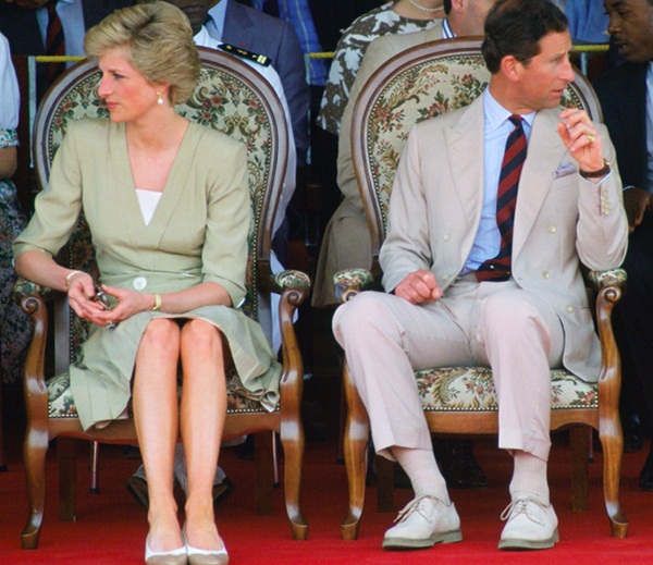 Sự thật ít ai biết về tấm hình Công nương Diana bật khóc nức nở giữa đám đông còn Thái tử Charles dửng dưng nhìn sang chỗ khác mỉm cười-5