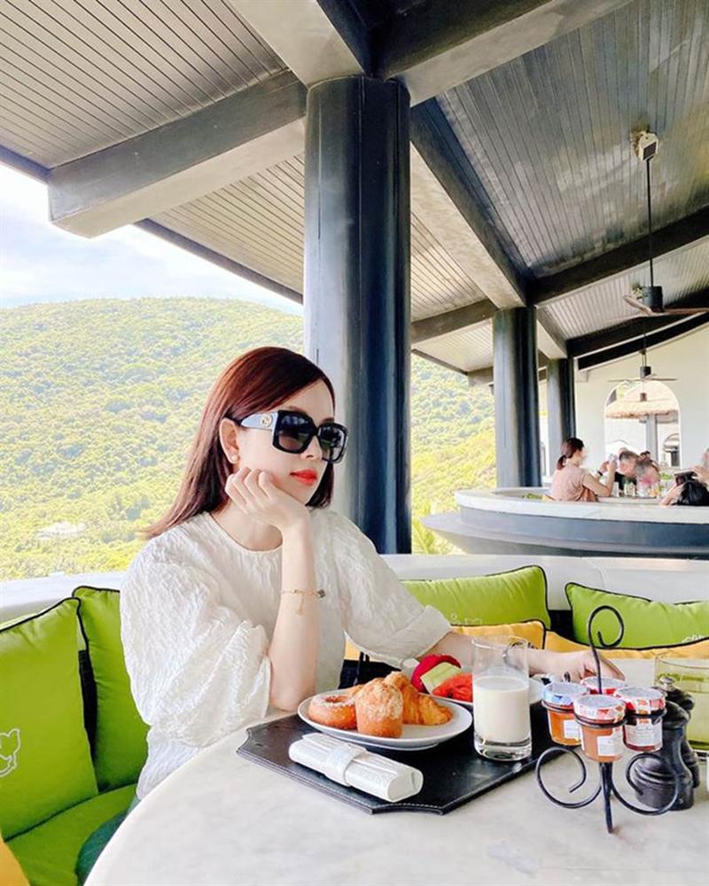 Đi nghỉ dưỡng ở resort sang chảnh tránh nóng, Ly Kute lại gây sốt vì chụp ảnh chung với mẹ ruột trẻ đẹp như 2 chị em-1