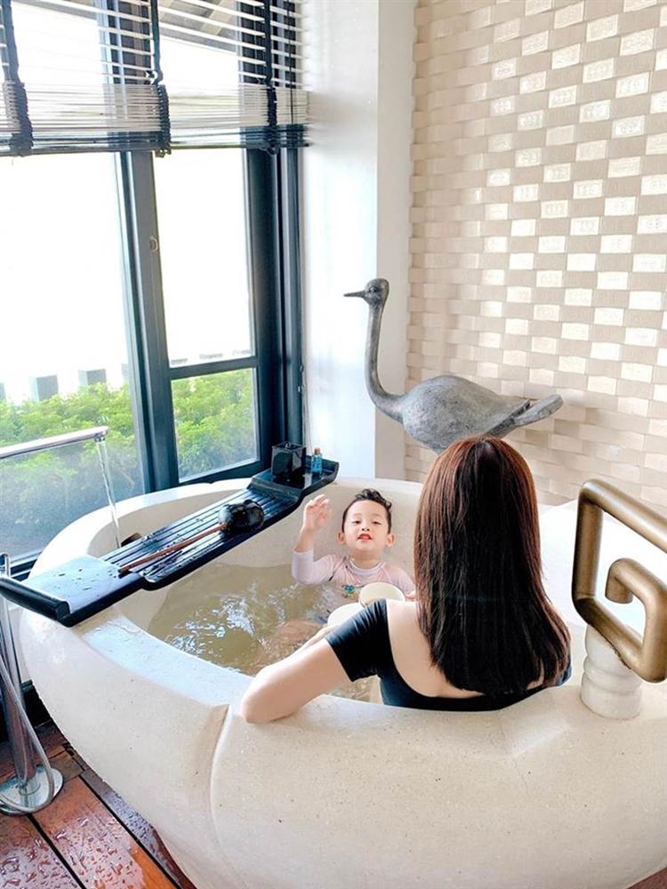 Đi nghỉ dưỡng ở resort sang chảnh tránh nóng, Ly Kute lại gây sốt vì chụp ảnh chung với mẹ ruột trẻ đẹp như 2 chị em-3