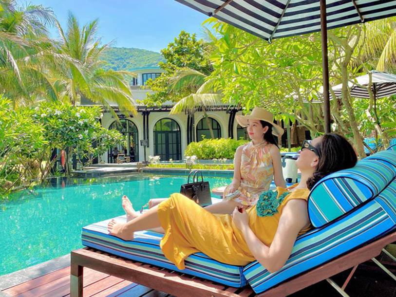 Đi nghỉ dưỡng ở resort sang chảnh tránh nóng, Ly Kute lại gây sốt vì chụp ảnh chung với mẹ ruột trẻ đẹp như 2 chị em-6