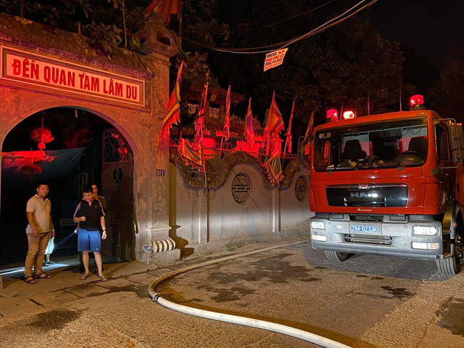 Hà Nội: Hỏa hoạn lúc nửa đêm, đền Quan Tam Lâm Du cháy rụi-1