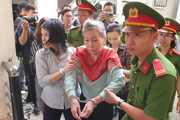 Đồng phạm dìu mẹ kẻ chủ mưu giấu xác người vào phòng xử-5