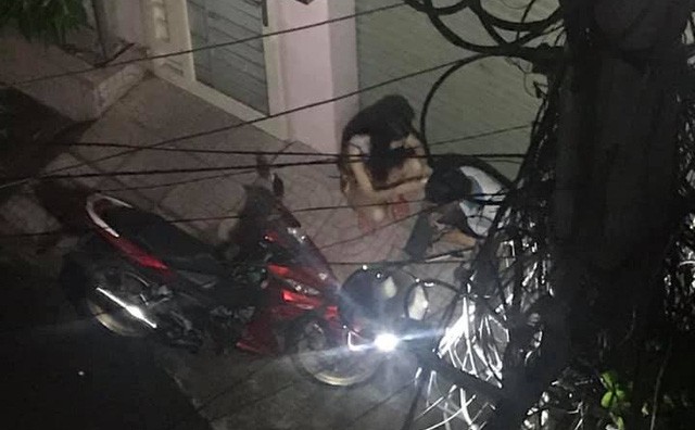 Cặp đôi lúi húi ngồi trước cửa nhà cô gái nửa đêm, hành động của họ khiến người chứng kiến bất ngờ-1