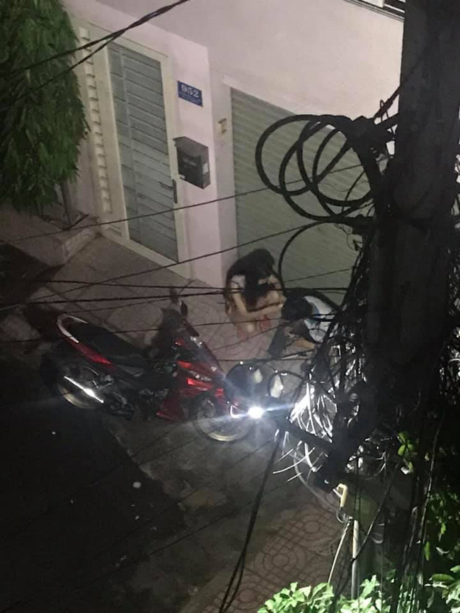 Cặp đôi lúi húi ngồi trước cửa nhà cô gái nửa đêm, hành động của họ khiến người chứng kiến bất ngờ-2