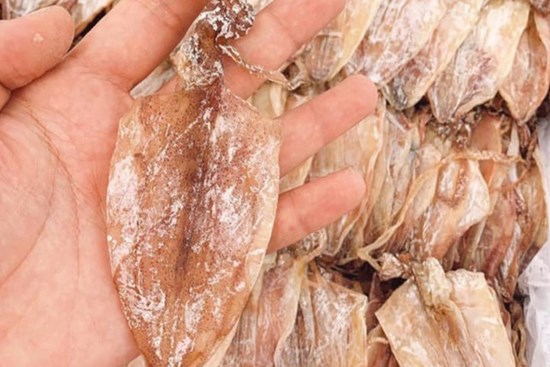 Mực khô siêu rẻ, nhỏ như lá bài, dân nhậu ăn hàng chục con chưa đã