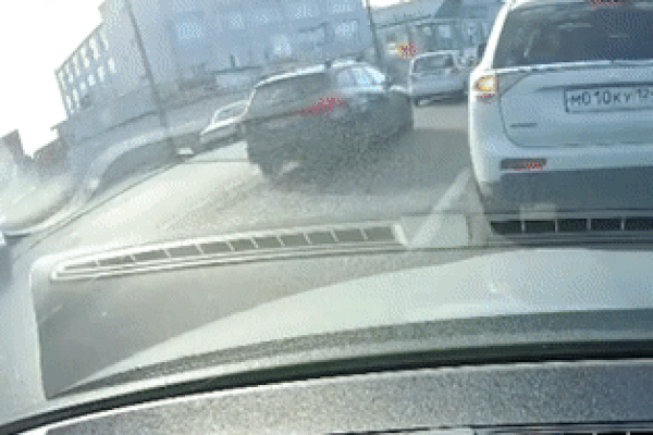 Xe máy phóng nhanh tông vào ôtô khiến tài xế bị hất tung