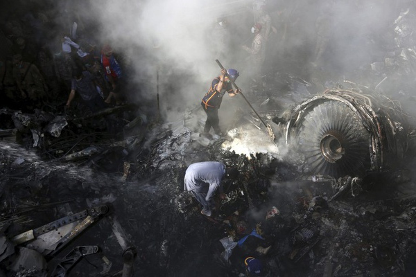 Máy bay Pakistan rơi làm 97 người chết do phi công mải nói chuyện-1