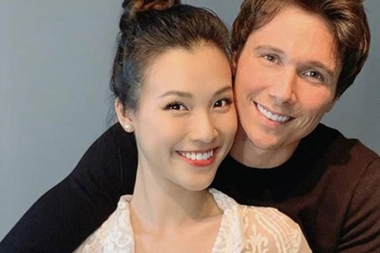 Không thể về dù Hoàng Oanh sắp vượt cạn, chồng tây soái ca facetime đàn hát ngọt ngào: Ngôn tình đời thực là đây!