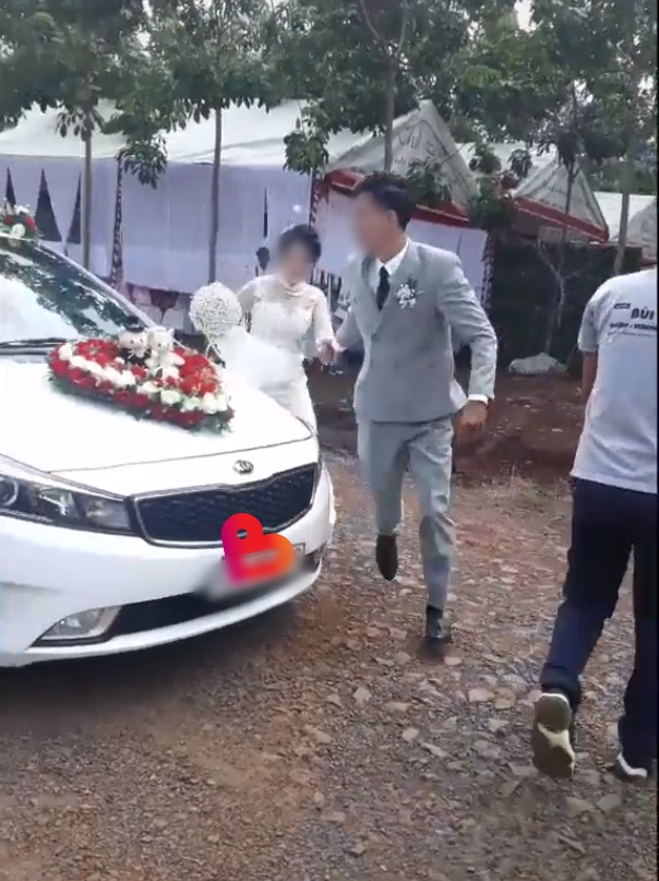 Xôn xao câu chuyện cô dâu mang bầu, mẹ chồng bắt đi vào từ cửa sau trong đám cưới và hành động bất chấp của chú rể-2