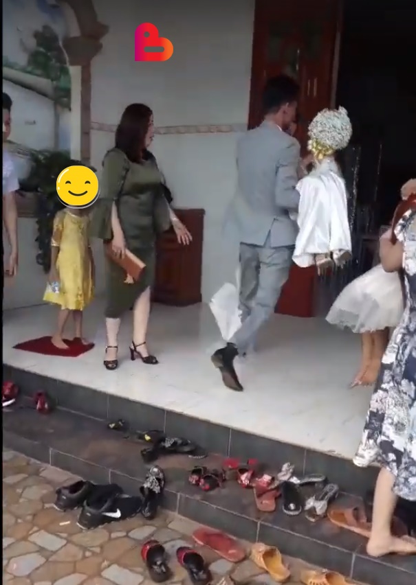 Xôn xao câu chuyện cô dâu mang bầu, mẹ chồng bắt đi vào từ cửa sau trong đám cưới và hành động bất chấp của chú rể-4