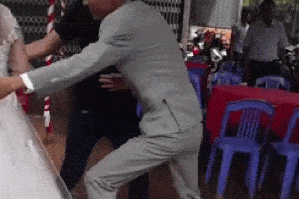 Xôn xao câu chuyện cô dâu mang bầu, mẹ chồng bắt đi vào từ cửa sau trong đám cưới và hành động bất chấp của chú rể