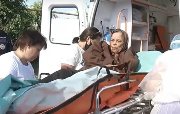 Con gái bị mẹ nhốt trong căn nhà bẩn thỉu 26 năm, nhân viên xã hội rùng mình khi gỡ cục tóc trên đầu người phụ nữ không tắm từ năm 2006-4