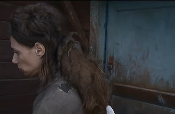 Con gái bị mẹ nhốt trong căn nhà bẩn thỉu 26 năm, nhân viên xã hội rùng mình khi gỡ cục tóc trên đầu người phụ nữ không tắm từ năm 2006-6