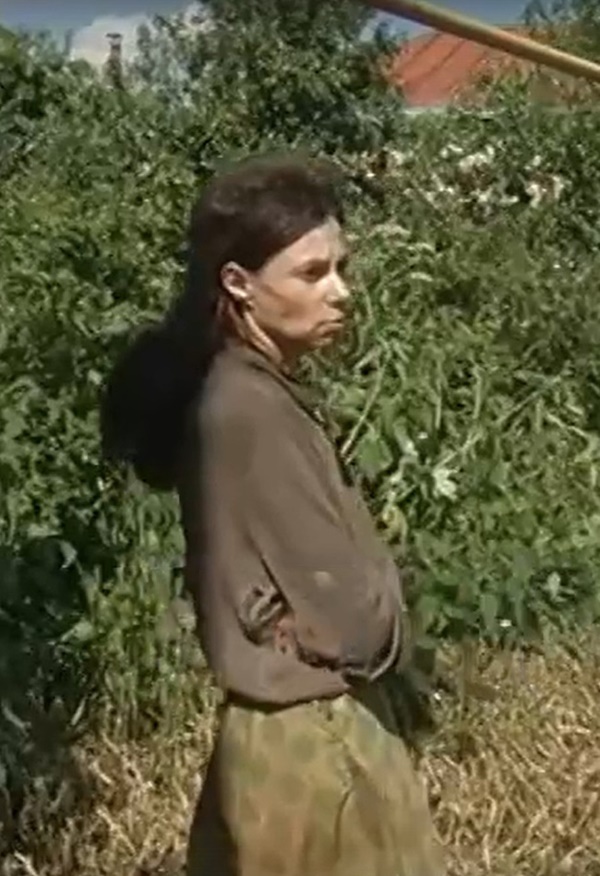 Con gái bị mẹ nhốt trong căn nhà bẩn thỉu 26 năm, nhân viên xã hội rùng mình khi gỡ cục tóc trên đầu người phụ nữ không tắm từ năm 2006-7