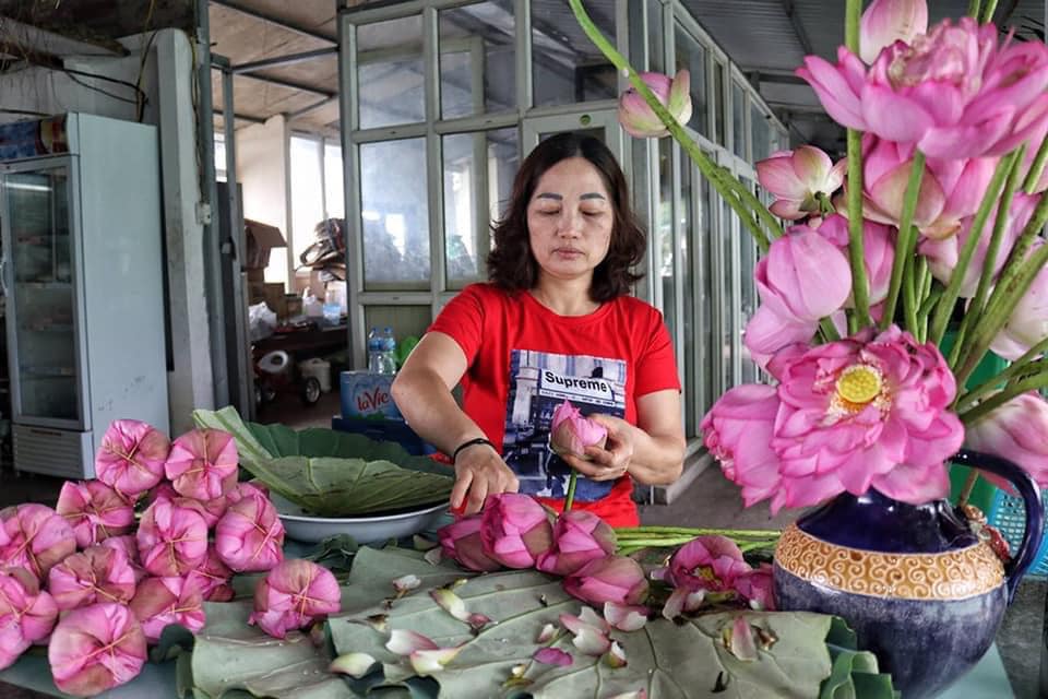 Mùa sen về, trà ướp bông sen tươi 40 ngàn/bông đắt khách, người làng sen Tây Hồ ngày bán gần 1000 bông cho khách mang đi biếu-4