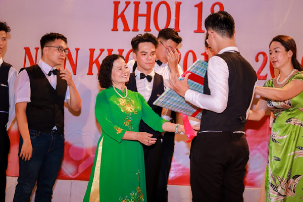 Tại sao Lễ trưởng thành của trường THPT Hồng Hà luôn đặc biệt?-2