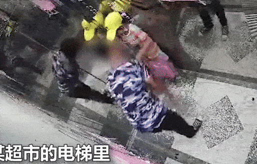 Gã thanh niên liên tục quấy rối hai đứa trẻ trong thang máy, hành động với bé gái thứ 2 càng gây phẫn nộ hơn-1