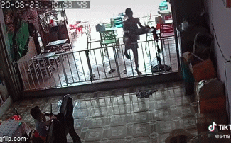 Clip: Cô gái gặp tai nạn khó đỡ, hất đổ cả mâm cơm vì cố thử thách giới hạn của bản thân-1