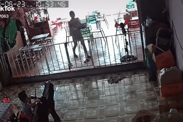 Clip: Giật mình khoảnh khắc cô gái ngã ngay trước đầu xe tải, suýt bị xe chẹt qua-1