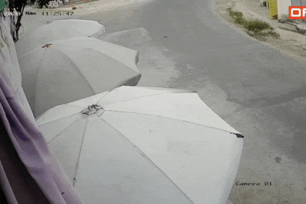 Clip: Giật mình khoảnh khắc cô gái ngã ngay trước đầu xe tải, suýt bị xe chẹt qua