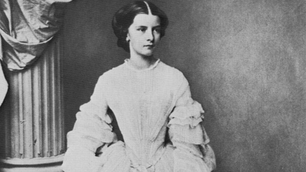 Số phận của vị hoàng hậu đẹp nhất châu Âu: Bị mang danh cướp chồng của chị gái, bước vào lồng son là một chuỗi những bi kịch đau đớn-3