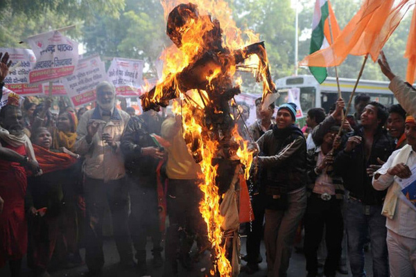 Ấn Độ: Nữ sinh 14 tuổi chống cự quyết liệt 2 kẻ hiếp dâm cùng làng rồi bị chúng trả thù một cách man rợ-1