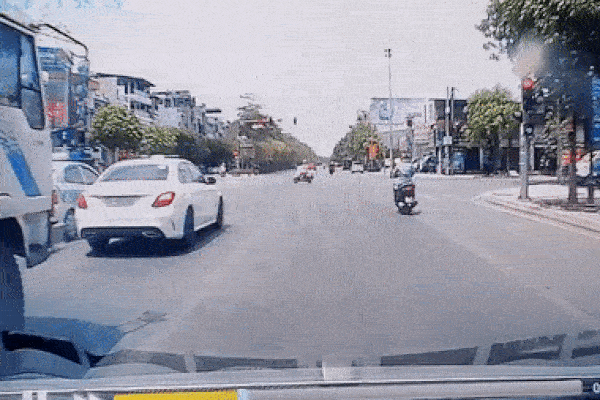 CLIP: Thấy đèn đỏ vẫn phóng vút, nữ 