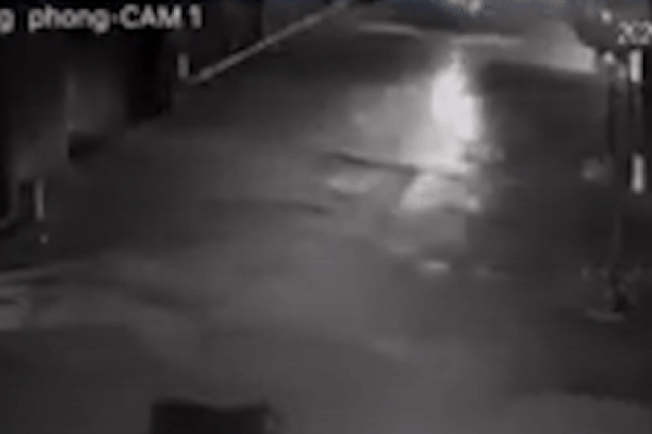 Tài xế lái xe phóng nhanh đâm vào xe máy giữa ngã ba