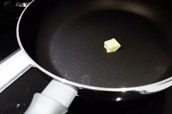 Chảo chống dính cũ cứ cho thứ này vào khi nấu, đảm bảo dùng mấy năm rồi vẫn bền như mới-3