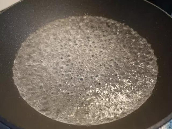 Chảo chống dính cũ cứ cho thứ này vào khi nấu, đảm bảo dùng mấy năm rồi vẫn bền như mới-4